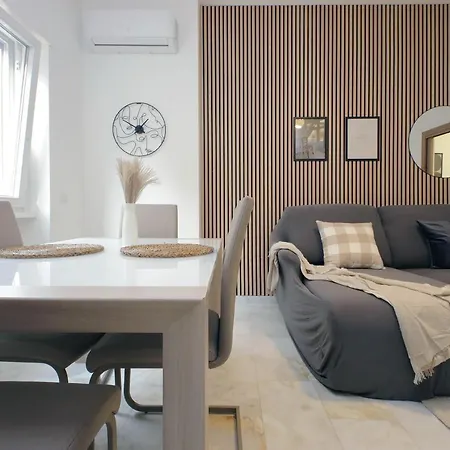 Modern Large In Apartment